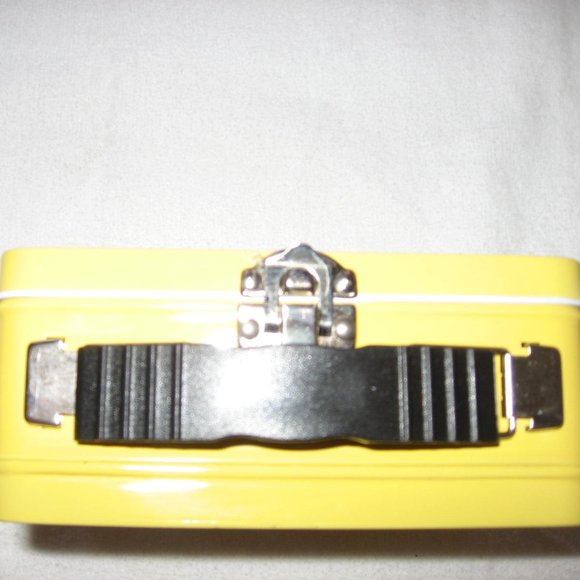 Minions Metal Lunch Box Size 5 1/2 x 4 x 2 1/2" NWT - Picture 4 of 6